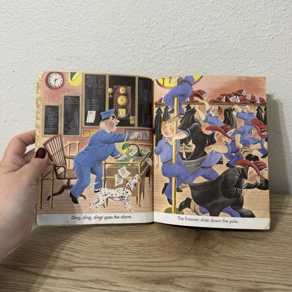 Fire Engine‎ Little Golden Book Pictures by Tibor Gergely 2002 - Picture 9 of 14